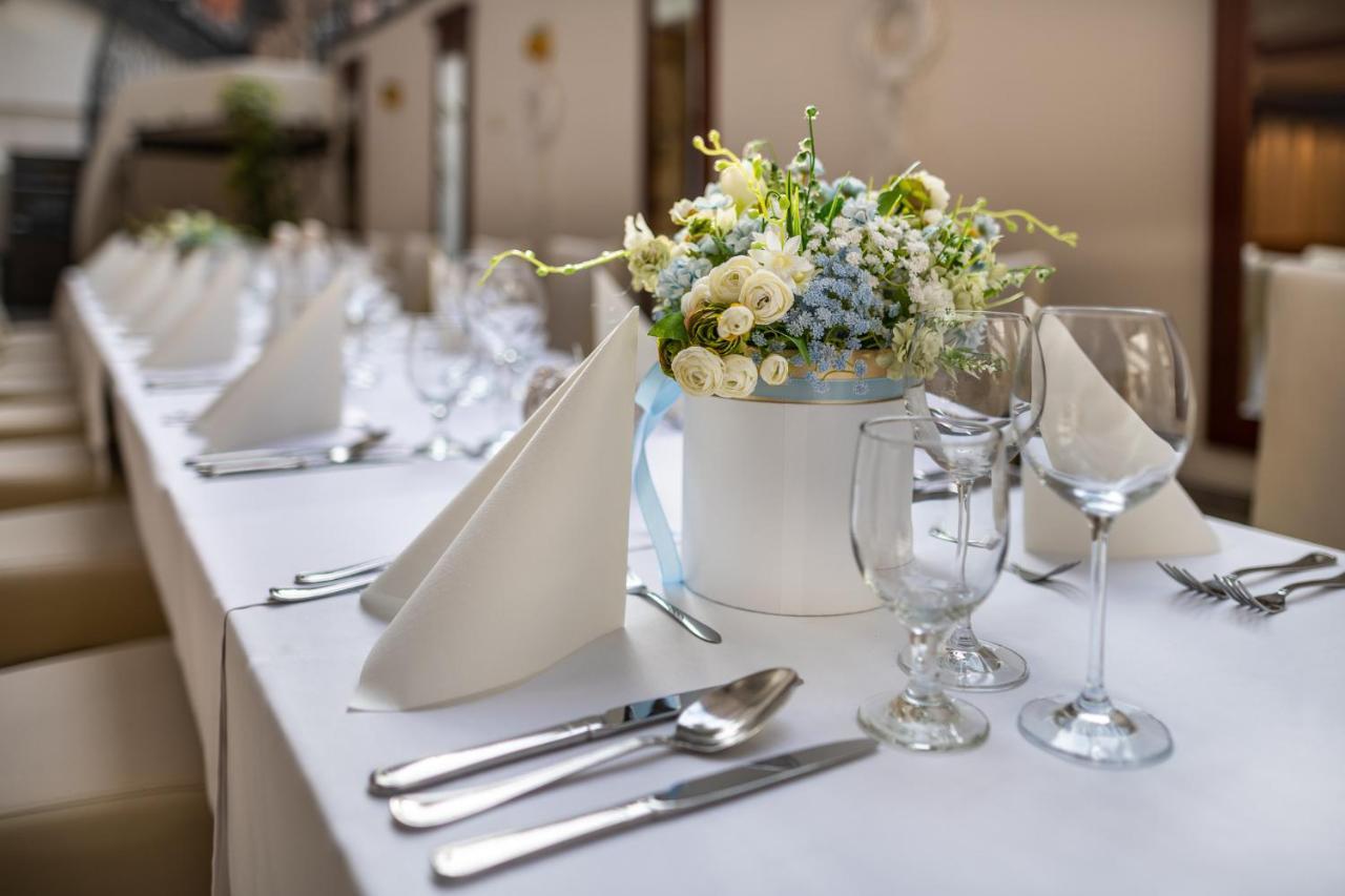 Hotel Grodek Krakow Luaran gambar A table set for a wedding reception