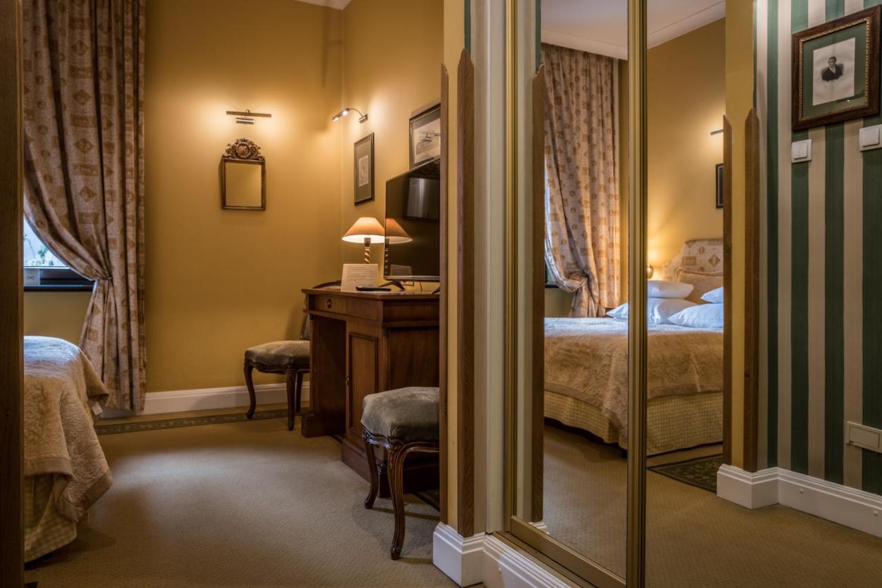 Hotel Grodek Krakow Luaran gambar A room at the hotel
