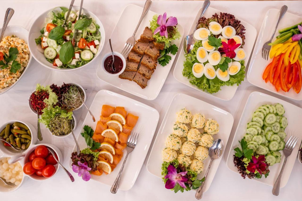 Hotel Grodek Krakow Luaran gambar A selection of German cold dishes
