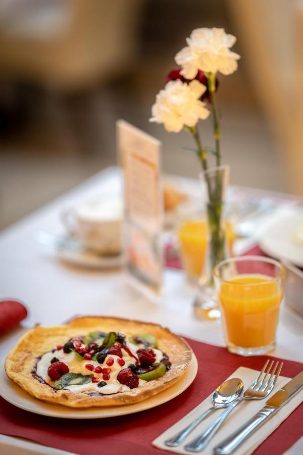 Hotel Grodek Krakow Luaran gambar A breakfast table