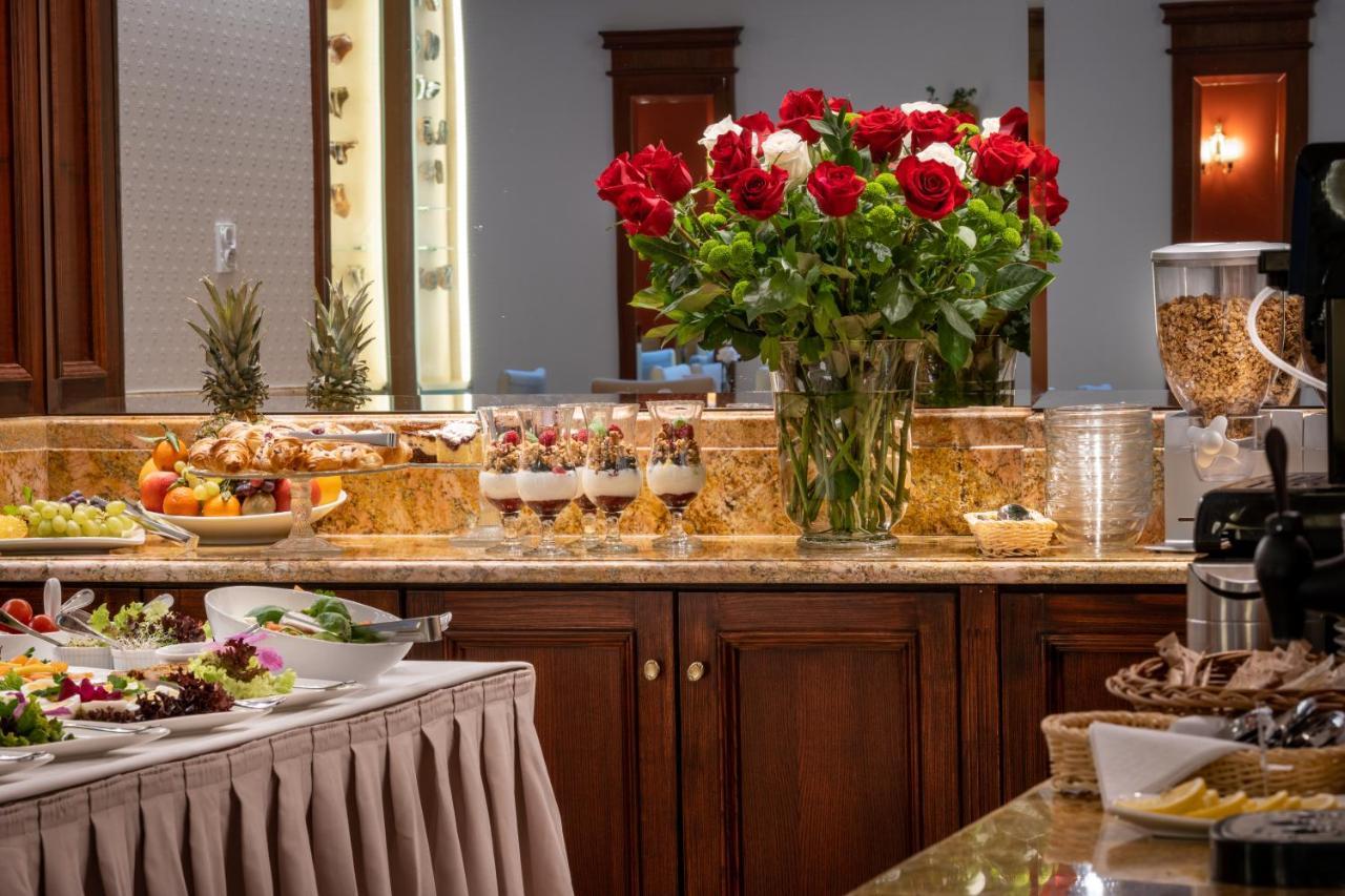 Hotel Grodek Krakow Luaran gambar A buffet at a hotel