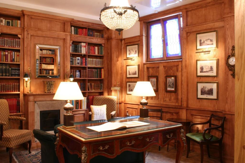 Hotel Grodek Krakow Luaran gambar The study of the Duke of Westminster at the London Library