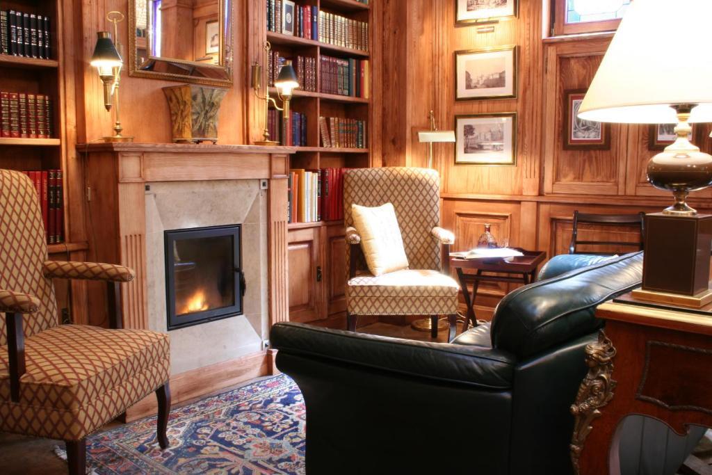 Hotel Grodek Krakow Luaran gambar Library at the Hotel de Charance