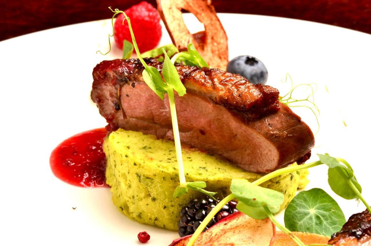 Hotel Grodek Krakow Luaran gambar A duck confit dish