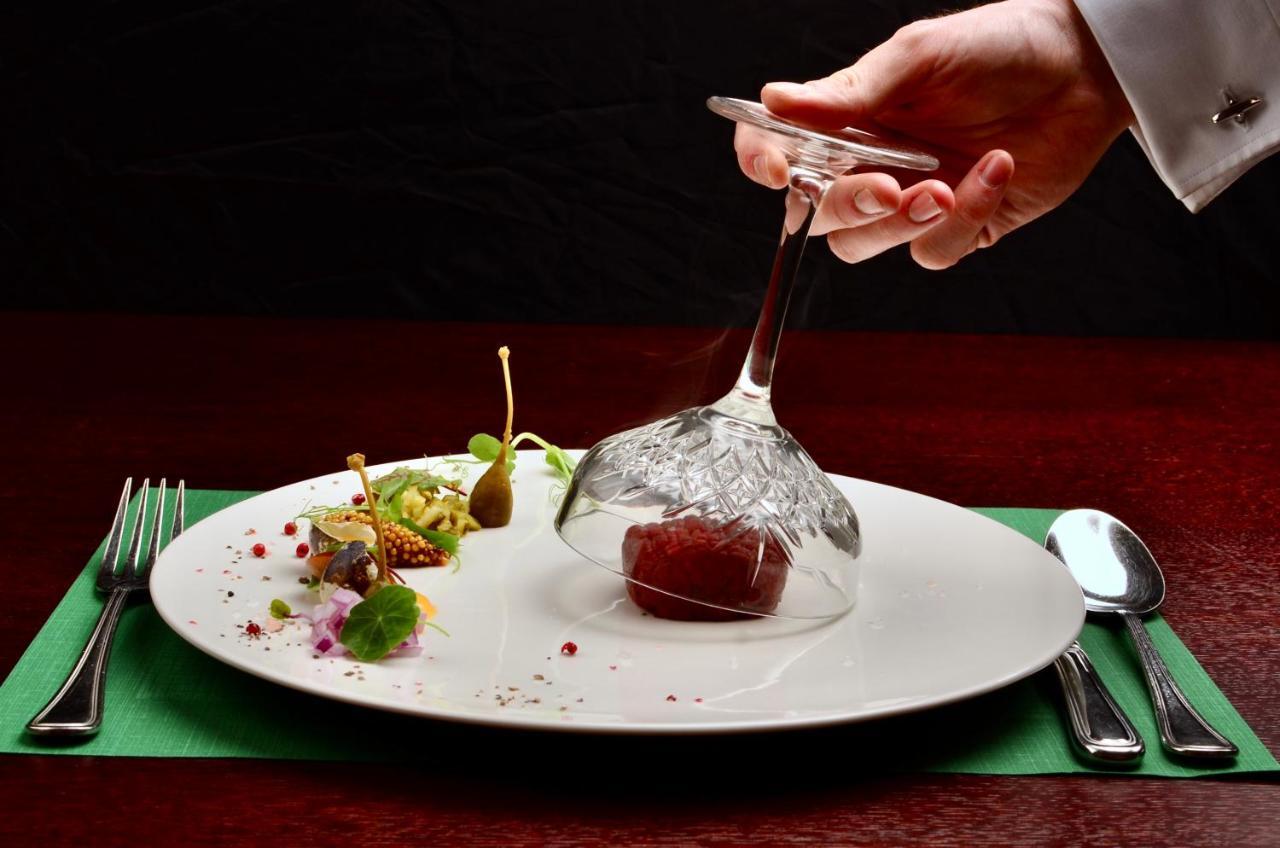 Hotel Grodek Krakow Luaran gambar A waiter serving a dish