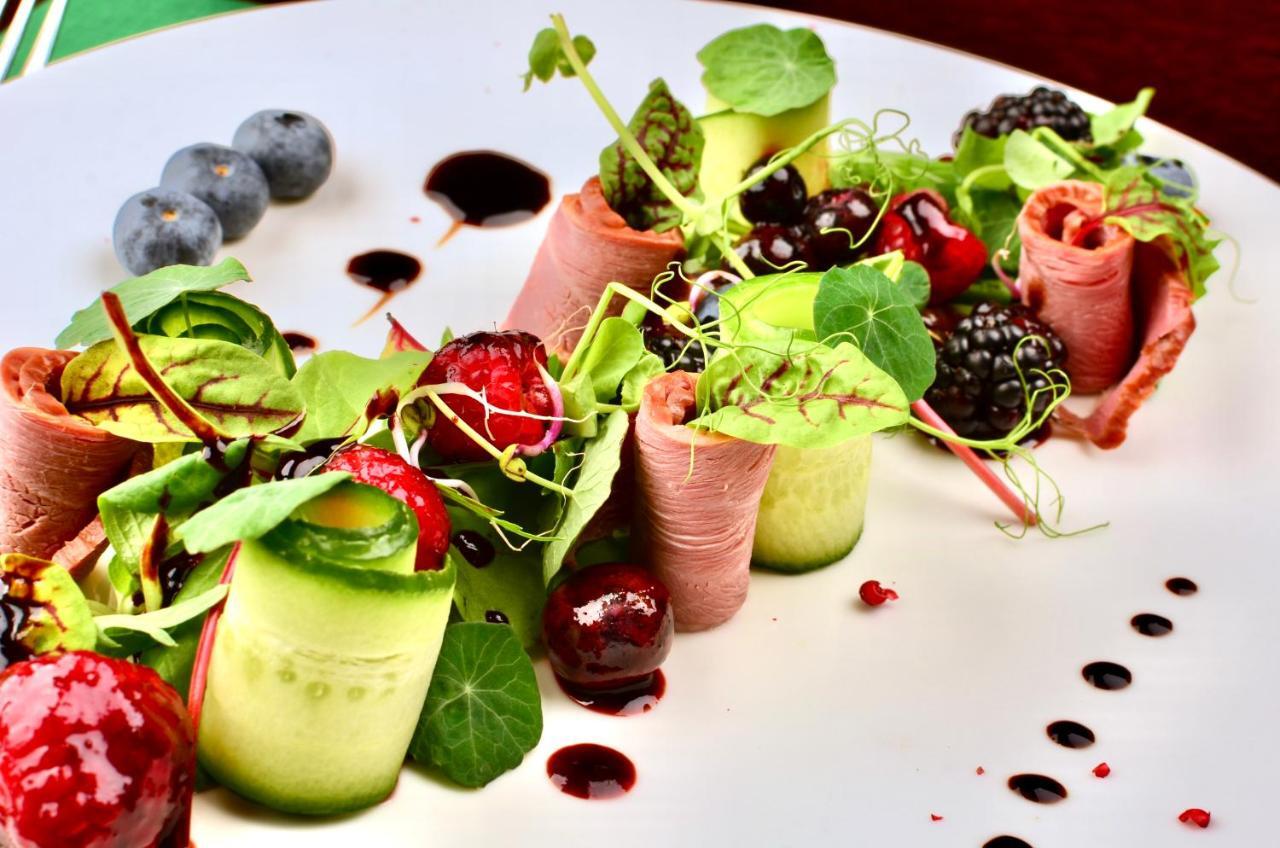 Hotel Grodek Krakow Luaran gambar A salad with ham and berries